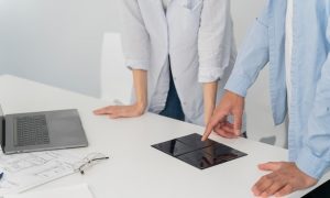 Медицинский перевязочный стол: обзор и характеристики